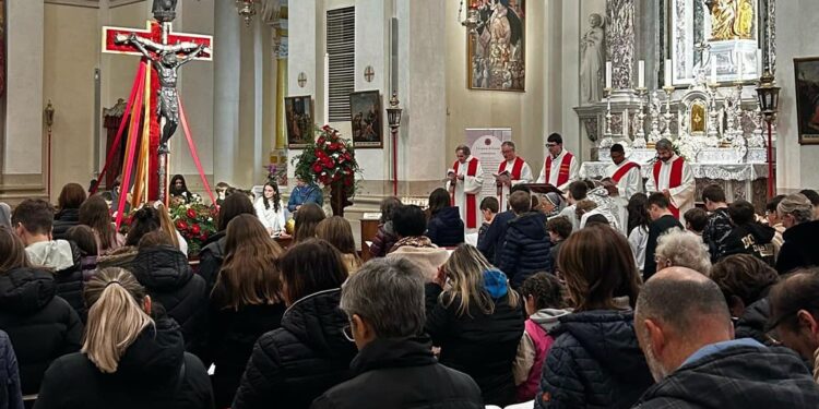 I giovani della Diocesi davanti al “Cristo nero” di Codroipo