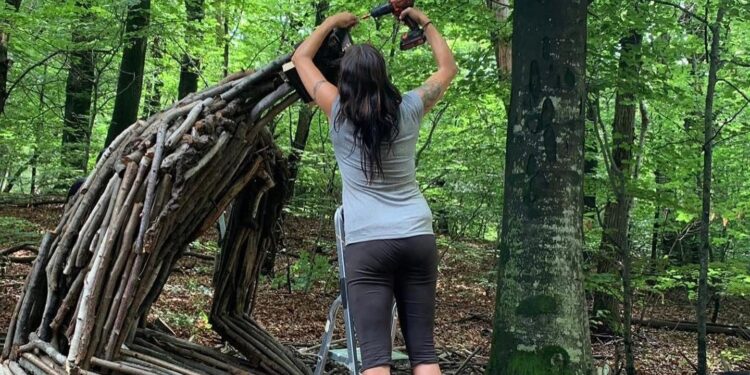 Le opere di Alessandra Aita in mostra a Trieste. «Intreccio i legni “vissuti” del Tagliamento coi sentimenti dell’essere umano»