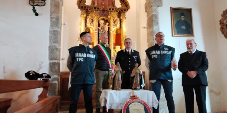 Sauris, dopo 56 anni, restituite due statue dell’altare della Madonna del Rosario