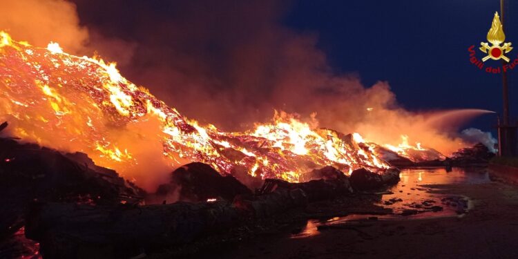 Rogo alla Bipan, ci vorranno giorni per lo spegnimento