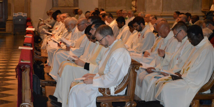 Messa del Crisma, il clero diocesano riunito in Cattedrale. Si festeggiano 25 giubilei