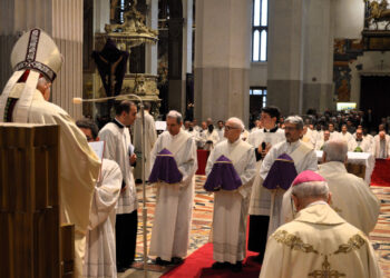 Messa del Crisma, il clero diocesano riunito in Cattedrale. Si festeggiano 25 giubilei