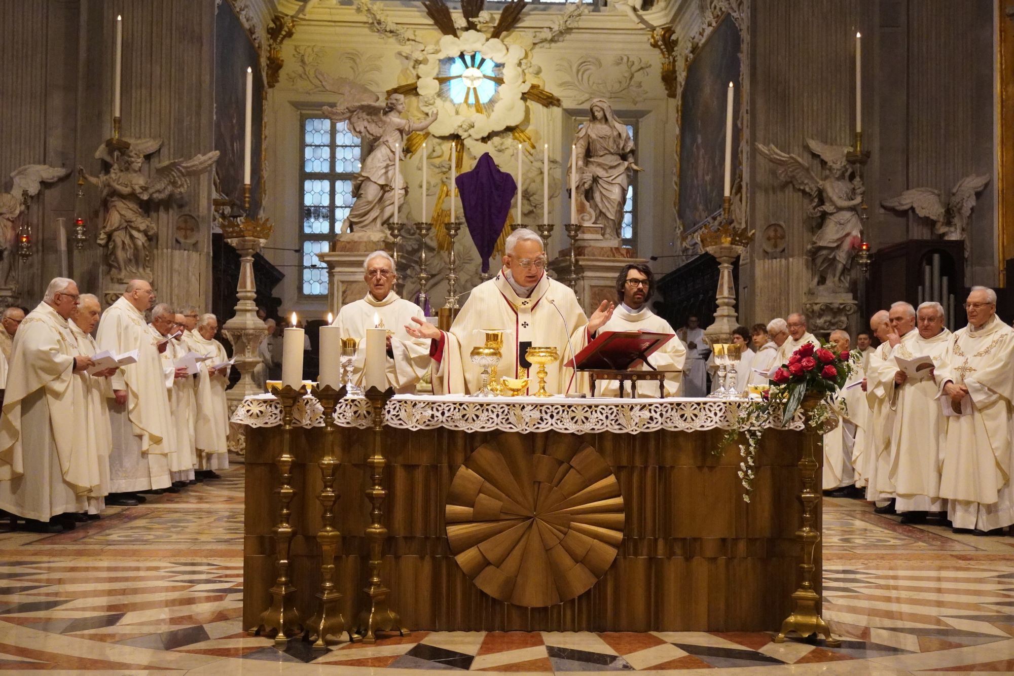 Giovedì santo, per i sacerdoti la Messa del "noi". Lamba: «Grato di