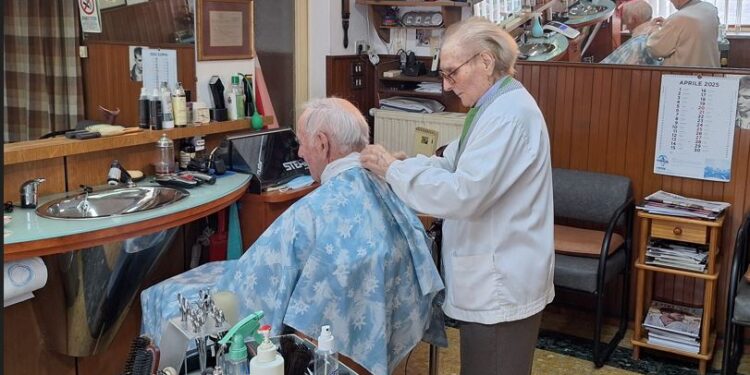 Dignano. Il barbiere Benito Pitrelli, a 94 anni è ancora in bottega