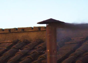 La prima fumata è nera. Un giovane prete udinese a Roma: «Nell’epoca del digitale, guardiamo un camino»