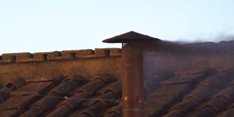 La prima fumata è nera. Un giovane prete udinese a Roma: «Nell’epoca del digitale, guardiamo un camino»