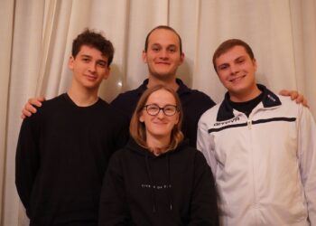 Giovani e Papa Leone XIV: «Via i libri e gli occhi fissi su pc e tv, che emozione! E quell’invito proprio a noi: “Non abbiate paura!”»