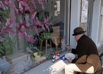 Bertiolo. Le vetrine del negozio di abbigliamento “firmate” da un artista