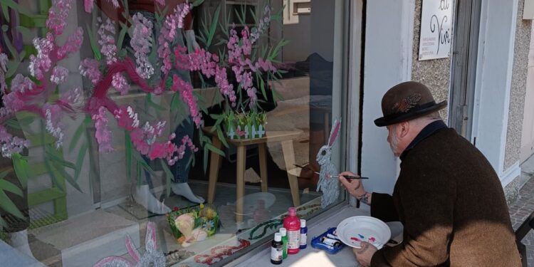 Bertiolo. Le vetrine del negozio di abbigliamento “firmate” da un artista