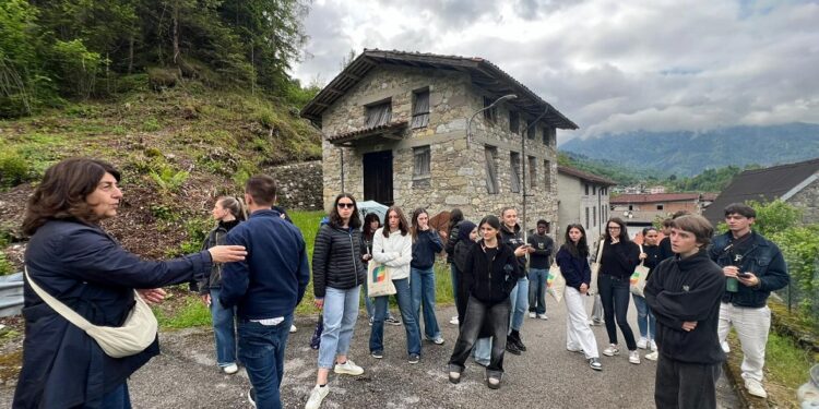 Sutrio, 20 studenti di architettura progettano la rigenerazione dei borghi con il legno