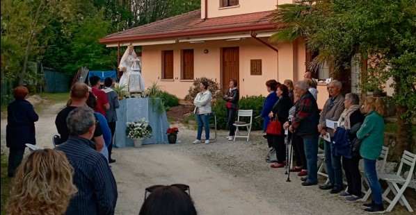 A Feletto Umberto si prega il Rosario nei giardini
