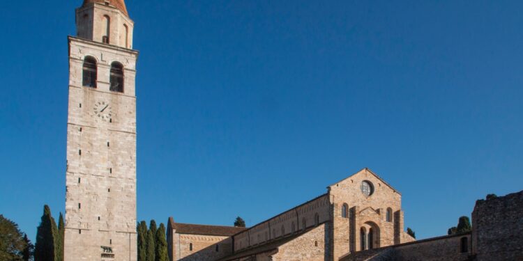 Preti e diaconi della diocesi in pellegrinaggio da Cervignano ad Aquileia