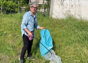 Terenzano. Mara, la volontaria che da 5 anni va a caccia di rifiuti. Ripulendo il suo paese e non solo