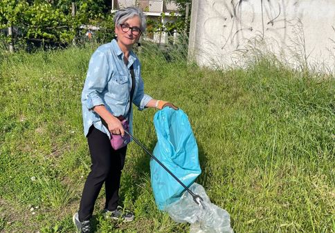 Terenzano. Mara, la volontaria che da 5 anni va a caccia di rifiuti. Ripulendo il suo paese e non solo