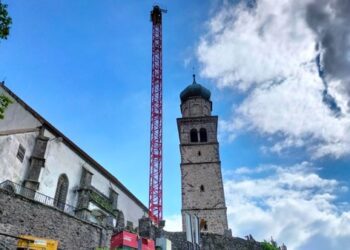 A Zuglio Bacio delle croci con la Pieve in ristrutturazione