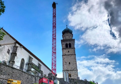 A Zuglio Bacio delle croci con la Pieve in ristrutturazione
