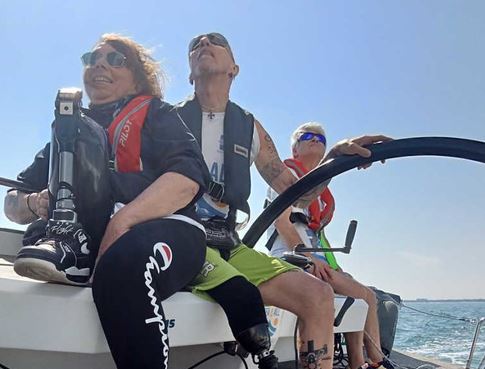 Grazie a Tiliaventum, il mare è accessibile a tutti con la barca Càpita, esempio di inclusione a 360 gradi