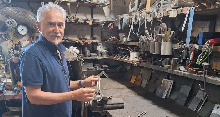 Gemona. Le sculture di “Barbin” nascono da scarti di ferro, “raccontando” il valore degli affetti