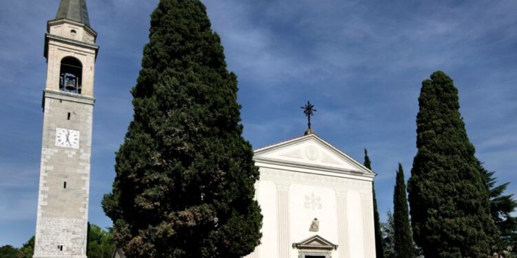 Flumignano. Nei 100 anni della Parrocchia, un libro ricorda don Vasinis, il primo parroco