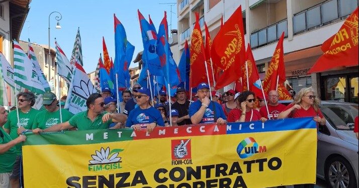 A Udine in duemila per chiedere salari, diritti e dignità