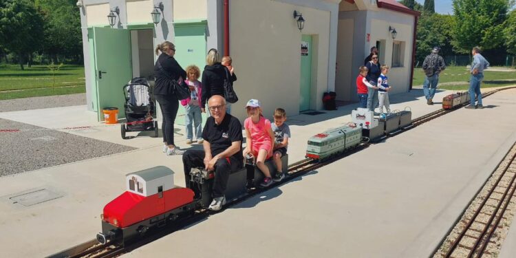 Rivignano Teor. Con le “Ferrovie dello Stella” si viaggia su treni in miniatura