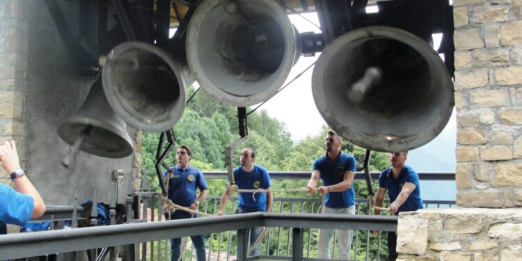 Scampanotadôrs in festa a Zuglio