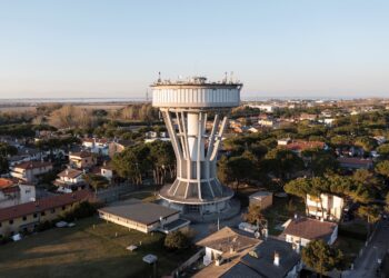 Lignano. Campagna anti-spreco dell’acqua di Cafc con proiezione sulla torre piezometrica