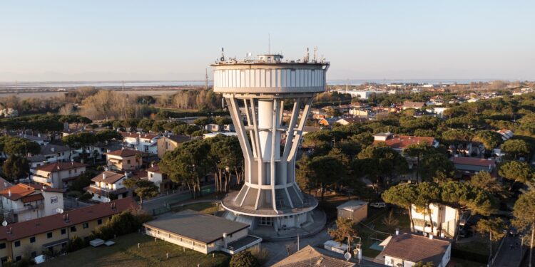 Lignano. Campagna anti-spreco dell’acqua di Cafc con proiezione sulla torre piezometrica