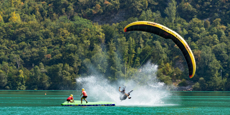 Lago dei Tre Comuni. Dal 13 al 15 agosto parapendio acrobatico