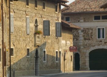 Clauiano. I portoni si “vestono” d’arte