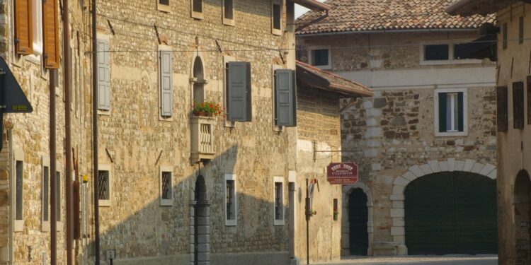 Clauiano. I portoni si “vestono” d’arte