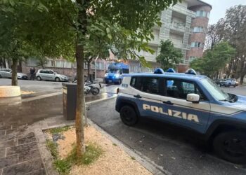 Borgo stazione. Controllate 200 persone. Panetto di hashish trovato in un tombino