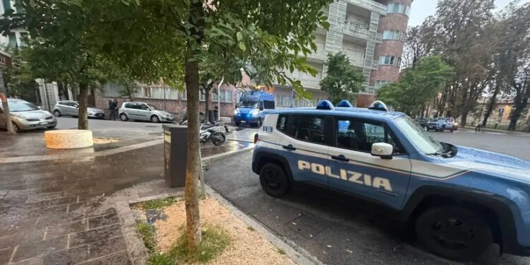 Borgo stazione. Controllate 200 persone. Panetto di hashish trovato in un tombino