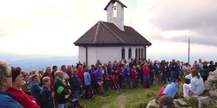 Festa della montagna sul Matajur. Una targa per ricordare mons. Zuanella