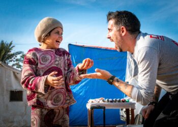 Il Mago Flip: «A Gaza, tra morte e bombe, regalando un sorriso ai bimbi»
