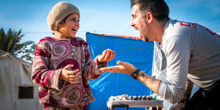 Il Mago Flip: «A Gaza, tra morte e bombe, regalando un sorriso ai bimbi»