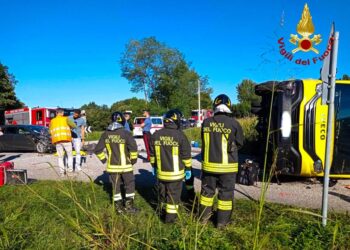 Scuolabus si ribalta, 5 feriti lievi