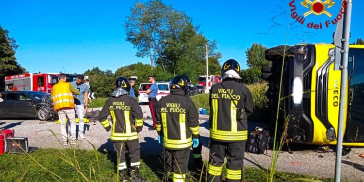Scuolabus si ribalta, 5 feriti lievi