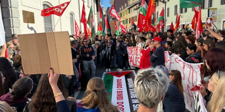 Mobilitazione per Gaza a Udine. Rosolen sulla partecipazione dei bambini: «Gravissimo averli coinvolti»