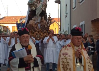 Palazzolo dello Stella. per la “quinquennale”, alla Vergine il manto cucito dalle volontarie