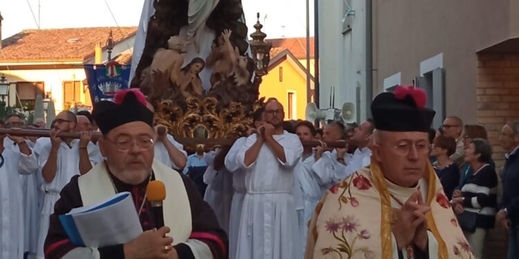 Palazzolo dello Stella. per la “quinquennale”, alla Vergine il manto cucito dalle volontarie