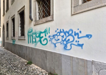 Imbrattata la sede della Fondazione Friuli. «Sappiamo chi è la responsabile. Si presenti spontaneamente»