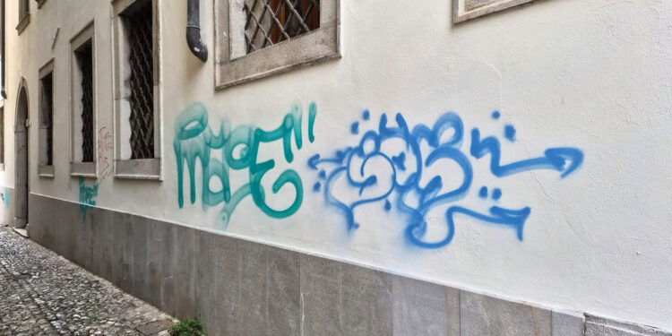 Imbrattata la sede della Fondazione Friuli. «Sappiamo chi è la responsabile. Si presenti spontaneamente»