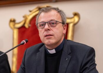 Mons. Della Pietra: «Non “tratteniamo” i nostri cari defunti come fossero qualcosa di privato»