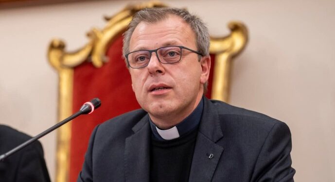 Mons. Della Pietra: «Non “tratteniamo” i nostri cari defunti come fossero qualcosa di privato»
