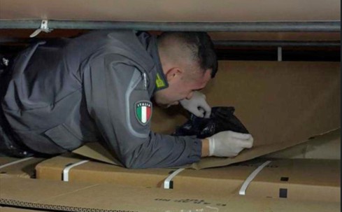 Tarvisio, sequestrate alla frontiera 15 tonnellate di tabacco per un valore di 3,7 milioni di euro