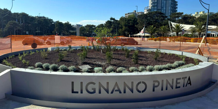 Lignano. A Pineta il via al rinnovo di Piazza del Sole lato est