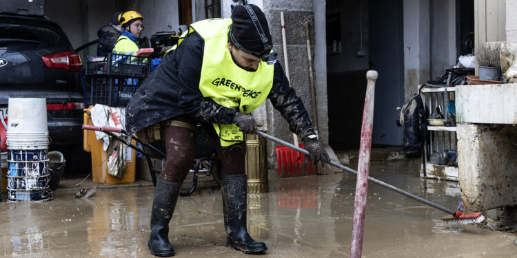 Alluvione, anche i volontari di Greenpeace al lavoro in Friuli