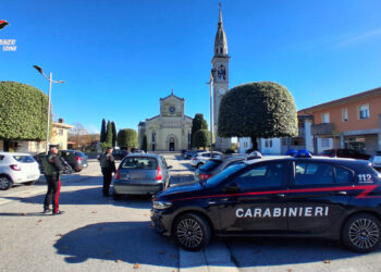 Si ferisce spaccando il finestrino di un’auto a Premariacco. Presunto ladro individuato grazie al dna