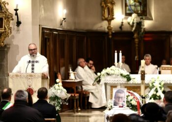 Folla ai funerali del piccolo Giovanni Trame. Il parroco: «il male non si spiega, si combatte»
